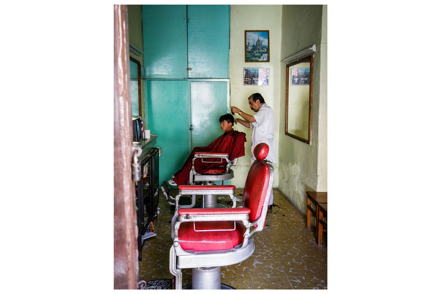 Barber at Work in San Miguel Allende, Guanajuato - Rodrigo Ojeda Photography