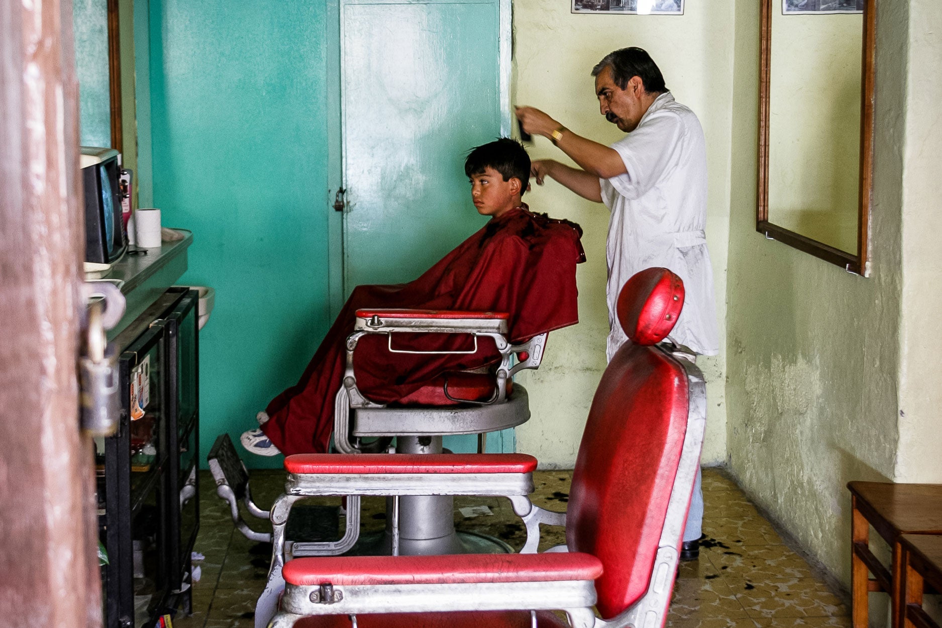 Barber at Work in San Miguel Allende, Guanajuato - Rodrigo Ojeda Photography